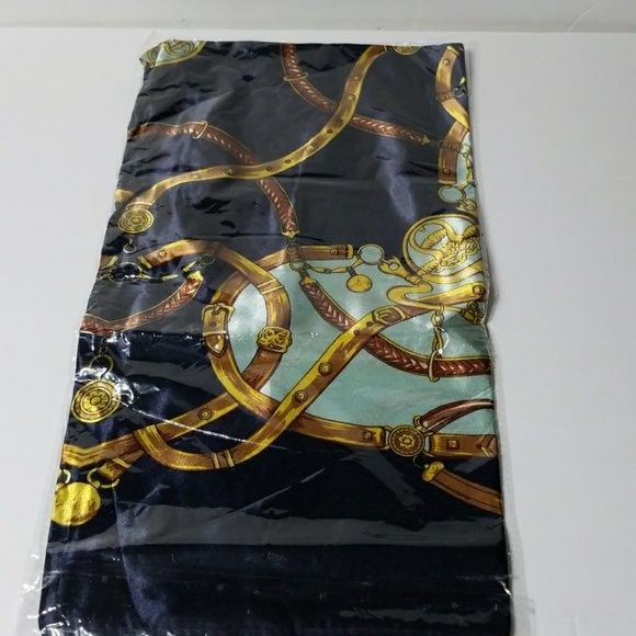 Beautiful silk Scarf - Picture 6 of 7